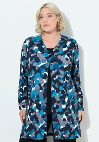 Cardigan lungo stampato con un motivo circolare blu, grigio e bianco. Realizzato in un tessuto morbido, presenta una scollatura a V e dettagli con bottoni.