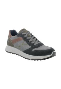 Scarpa atletica grigia realizzata in materiali scamosciati e in rete, con accenti verdi e rinforzo sul tallone. Presenta una suola in gomma testurizzata e design con lacci.