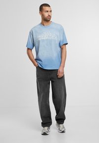 Market CRASH - Triko s potiskem - sky blue
