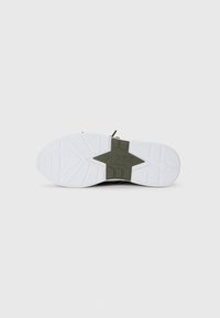 Semelle de sneaker avec une base en caoutchouc blanc à texture antidérapante. Accent central vert olive avec le nom de la marque "ARKK" embossé en forme d'étoile.