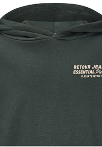 Felpa con cappuccio verde scuro realizzata in tessuto morbido, con una grafica frontale in testo beige chiaro: "RETOUR JEANS ESSENTIAL PIECE IT STARTS WITH."