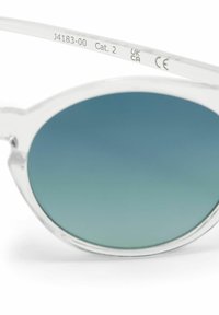 Gafas de sol redondas con un marco de plástico transparente y lentes azul degradado. Presenta una marca plateada en la patilla con el código del producto y la etiqueta CE.