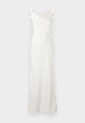 Μακρύ λευκό φόρεμα από σατέν με σχεδιασμό χωρίς μανίκια και τρισδιάστατες ανθισμένες λεπτομέρειες κατά μήκος των ανοιγμάτων των μανικιών.