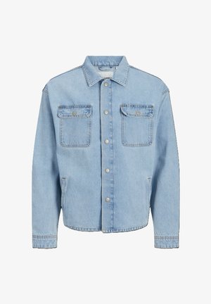 Svetlo modra denimska jakna z ovratnikom, sprednjimi gumbi na snap, dvema žepoma na prsih in stranskima žepoma z vidnimi šivi.