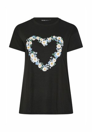 Camiseta negra de manga corta con un corazón formado por margaritas blancas y pequeñas flores azules centrado en la parte delantera.