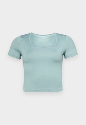 Top corto de manga corta en azul claro; presenta un escote cuadrado, textura suave y un diseño ajustado para un look contemporáneo.