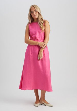 Minus, MINUS DRESS MSSABBI MIDI LINEN DRESS - Day dress - fandango pink