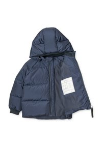 Tume sinine puhvjakate kapuutsiga, millel on tõmblukk, soonikkoes mansetid ja sisemine hooldusjuhiste silt. Sile, tikanditud tekstuur.