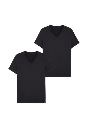 Dwie czarne t-shirty w serek z miękkiej tkaniny, z krótkimi rękawami i metką po lewej stronie na dole każdego z nich.