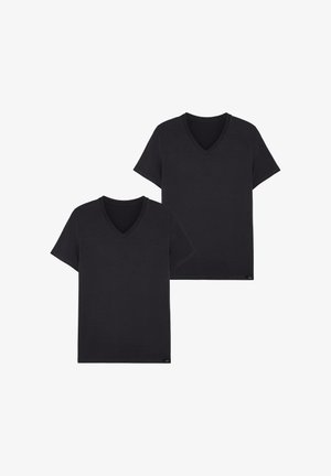 To sorte v-hals t-shirts lavet af blødt stof, med korte ærmer og et mærke nederst til venstre på hver skjorte.
