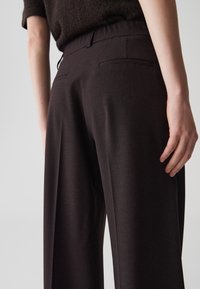 OPUS PANTS MID RISE LONG WIDE FIT - Pantalon classique - midnight brown