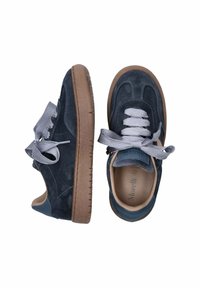 Sneakers in suede blu navy con suole in gomma beige e lacci grigio chiaro, mostrati in vista laterale e dall'alto su sfondo bianco.