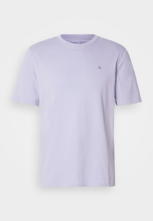 T-shirt de algodão lilás claro com gola redonda, mangas curtas e um pequeno logótipo bordado no peito. Textura suave e corte padrão.
