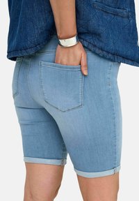 ONLY Carmakoma CARTHUNDER LIFE - Džinsa auduma šorti - light blue denim