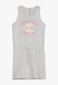 Szara sukienka bez rękawów z miękkiego materiału, z regulowanym pasem, szczegółem w kształcie krzyżującym się przy dekolcie oraz kolorowym nadrukiem graficznym "Flamingo State".
