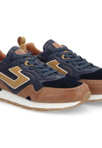 Baskets bleu marine et marron avec un mélange de daim et de cuir, conception à lacets, un logo bien visible et des détails perforés sur les côtés.