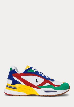 Sneaker z białą podstawą, czerwonymi, zielonymi, niebieskimi i żółtymi akcentami, sznurowadłami oraz logo Polo Ralph Lauren po boku i na pięcie.