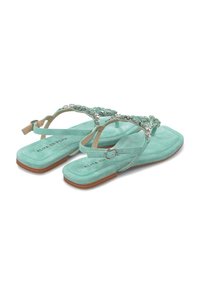 Infradito in suede verde menta con decorazioni in perline e strass, suola piatta, cinturino regolabile con anello in metallo e soletta imbottita.