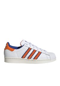 Bílá teniska s oranžovými a modrými akcenty, s třemi oranžovými pruhovanými vzory, texturovanou špičkou a modrou podšívkou.