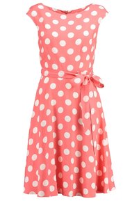 Robe corail avec des pois blancs, manches courtes, col rond et taille nouée. Jupe évasée en tissu lisse et léger.