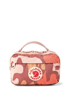 Bolsa pequeña rectangular Fjällräven Kånken en patrón de camuflaje rosa y naranja con asa superior y parche de logo frontal.