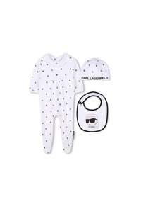 Ensemble pour bébé blanc comprenant un grenouillère avec l'inscription noire "KARL", un bonnet assorti et un bavoir avec un design de personnage.