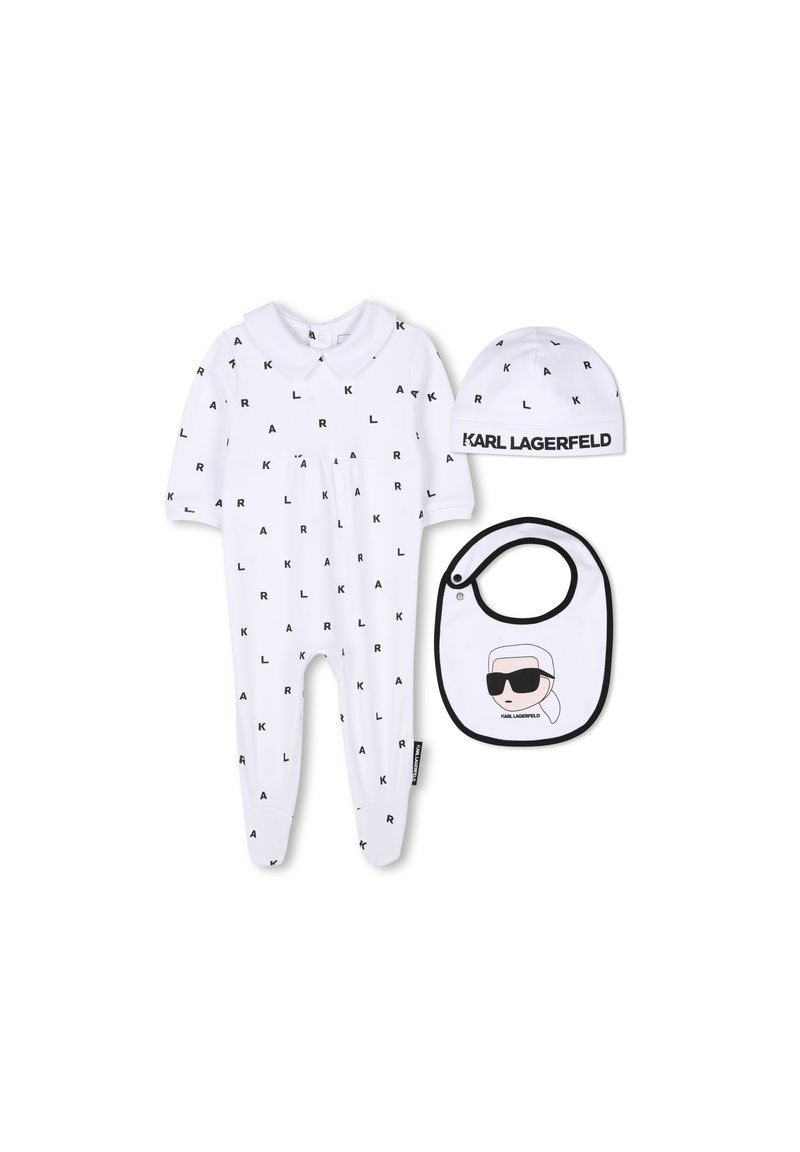Ensemble pour bébé blanc comprenant un grenouillère avec l'inscription noire "KARL", un bonnet assorti et un bavoir avec un design de personnage.