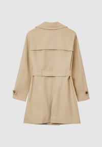 Beige Trenchcoat mit weitem Kragen, tailliertem Bund, geknöpften Manschetten und einem Schlitz im Rücken für mehr Bewegungsfreiheit. Glatte Baumwollstoff-Oberfläche.