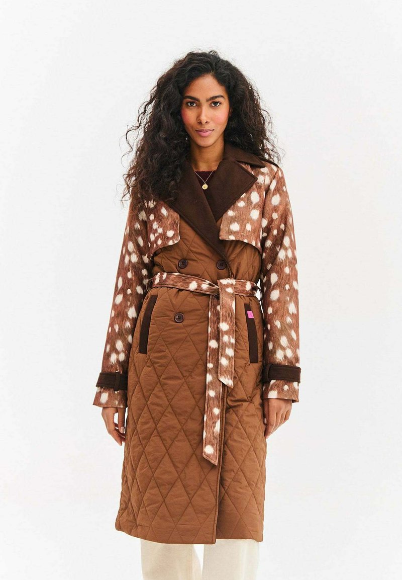 Kurteczka brązowa pikowana, dwurzędowa, z materiałem w brązowo-beżowe cętki na rękawach i kołnierzu.