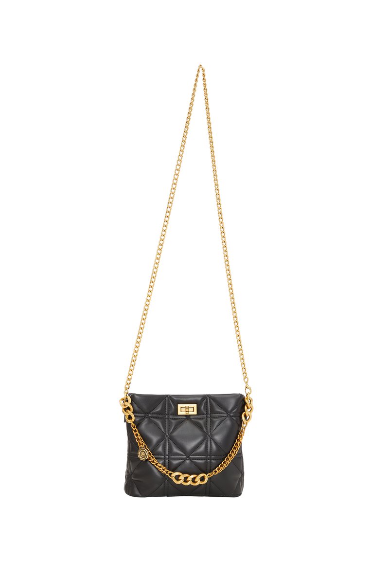 Borsa in pelle nera trapuntata con una tracolla in catena dorata. Presenta una chiusura in hardware dorato e una superficie liscia con motivi geometrici.