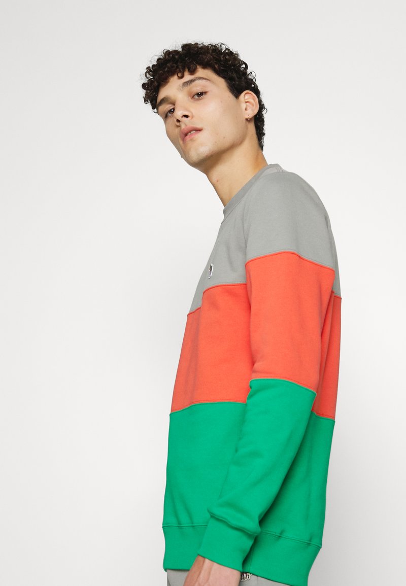 Herren T-shirts & Polos | PS Paul Smith REG FIT ZEBRA Sweatshirt grey/orange/green/grau - DJ38292 Herren T-shirts & Polos | PS Paul Smith REG FIT ZEBRA Sweatshirt grey/orange/green/grau - DJ38292