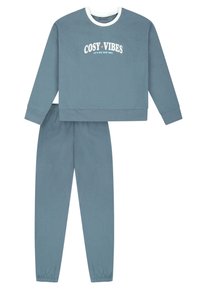 Hellblaues Sweatshirt- und Hosen-Set. Das Sweatshirt hat den Text "COSY VIBES" und einen weißen Ausschnitt. Die Hose hat einen elastischen Bund. Glatte Textur.