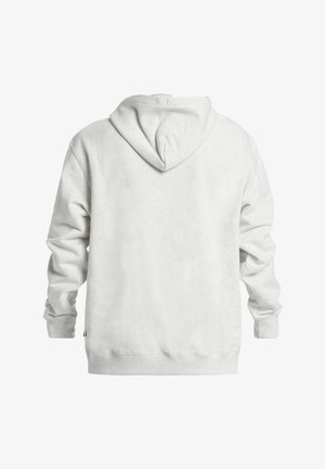 Gaiši pelēks kapucis, izgatavots no mīkstas auduma. Iezīmējas ar auklu kapuci, garām piedurknēm un ribotām aprocēm un apakšmalu. Vienkārša aizmugures dizaina.