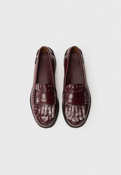 Bordeaux læder loafers med studs-detaljer, med en struktureret overdel og glat finish. Klassisk design med en let afrundet tå.