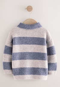 Otroški pleteni pulover z širokimi vodoravnimi modrimi in svetlo sivimi črtami, obešen na leseni obešalnik na belem ozadju.