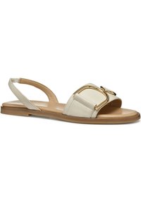 Sandalia de cuero beige con una correa ancha y hebilla en tono dorado, talón abierto y diseño minimalista. Textura suave con suela plana.