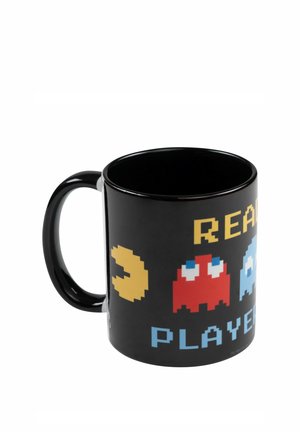 Schwarzer Becher mit Pixelkunst von gelbem Pac-Man und roten und blauen Geistern mit dem Text "READY PLAYER" in gelben und blauen Blockbuchstaben.