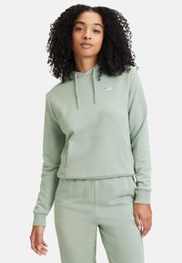 Sudadera verde menta de tejido suave con un bolsillo delantero, capucha con cordón y pequeño logo de FILA en rojo y blanco en el pecho.