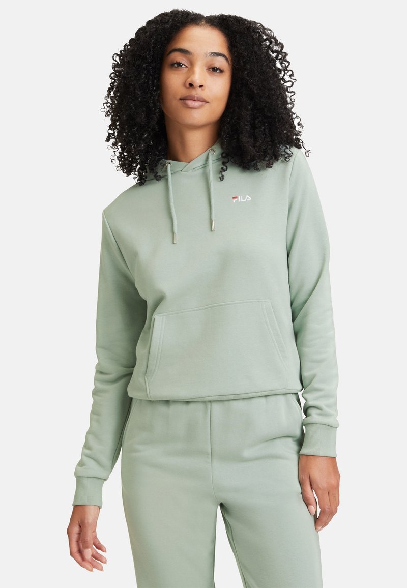 Sudadera verde menta de tejido suave con un bolsillo delantero, capucha con cordón y pequeño logo de FILA en rojo y blanco en el pecho.