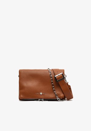 Braune Leder-Crossbody-Tasche mit strukturierter Oberfläche, silberner Kettenriemen und einem metallischen Stern-Detail auf der Vorderseite. Reißverschlussverschluss am Boden.