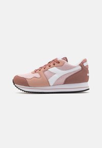 Scarpe atletiche rosa caratterizzate da una combinazione di materiali lisci e testurizzati, dettagli bianchi, chiusura con laccetti e suola in gomma nera.