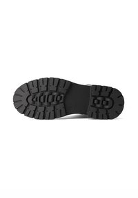 Suola in gomma nera con motivi di battistrada profondi, caratterizzata da sezioni testurizzate e un'area centrale liscia. Progettata per durabilità e trazione.