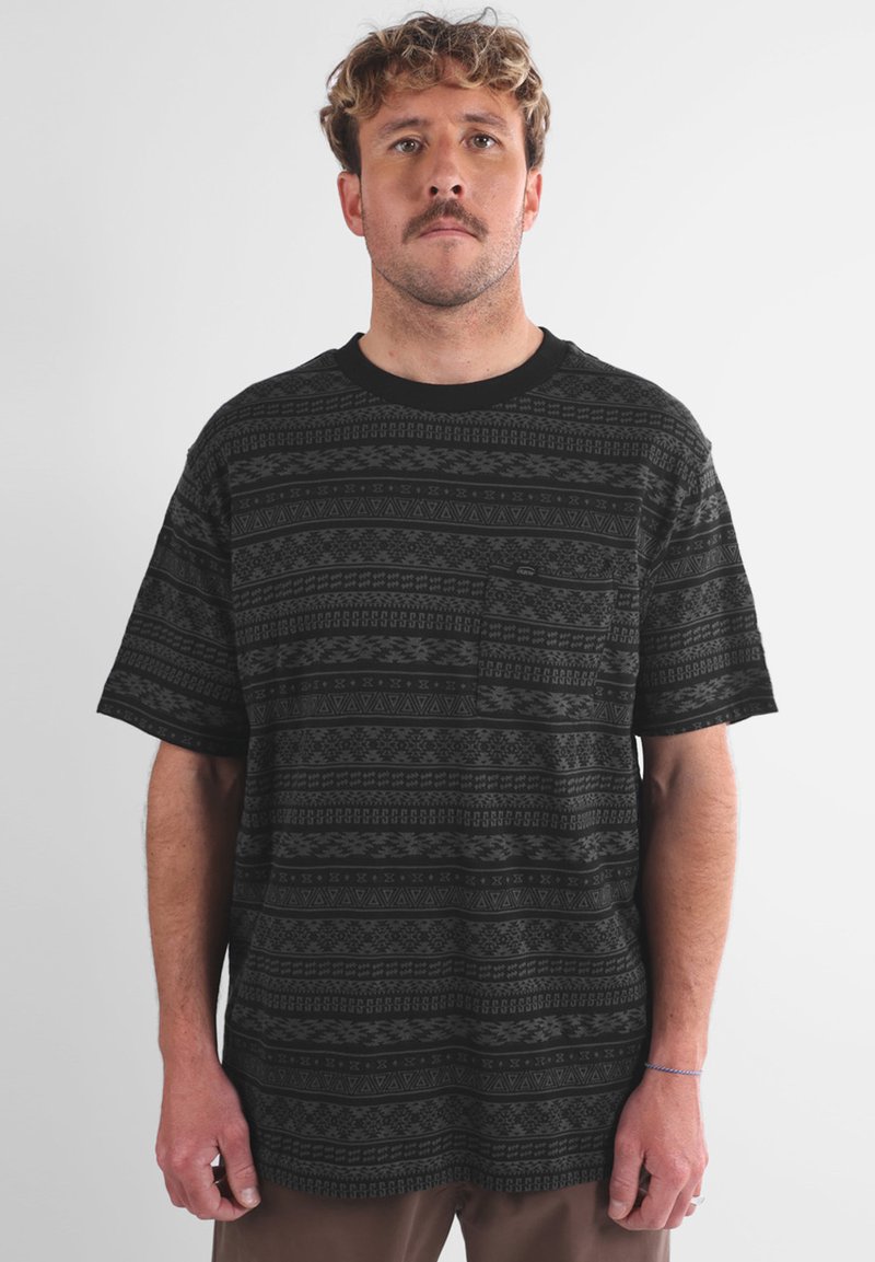 T-shirt nera con motivo, dotata di collo a giro e maniche corte, con dettagli a taschino sul lato sinistro del petto e disegni geometrici testurizzati.