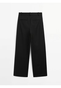 Pantalon noir à jambes larges avec passants pour ceinture et deux poches passepoilées à l'arrière, présenté à plat sur fond blanc.