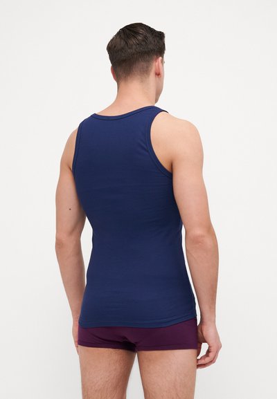 Marineblaues, eng anliegendes Tanktop aus einem glatten, dehnbaren Stoff. Verfügt über breite Träger und einen runden Ausschnitt, entworfen für eine enge Passform.