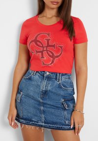 Guess 4G LOGO TEE - Camiseta estampada - rot