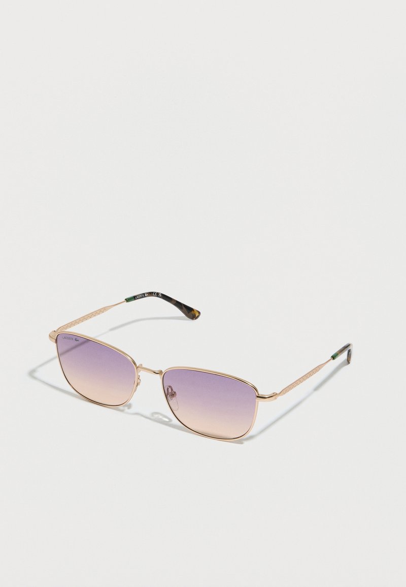 Gafas de sol de metal dorado con montura rectangular, lentes degradadas en tonos morados, patillas texturizadas y detalles en carey en los brazos.