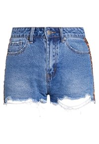 Denimshorts i ljusblått med fransad nederkant, hög midja och leopardmönstrade detaljer längs sidorna. Har fem fickor och knappstängning.
