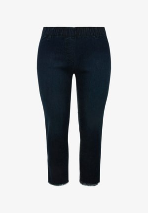 Pantalones capri de mezclilla oscura con cinturilla elástica, corte recto, dobladillo deshilachado y una sutil textura desgastada.
