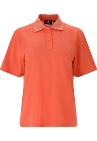 Kortärmad polo i ljus korall, tillverkad av mjukt material. Har en klassisk krage och en knappslå med tre knappar. Diskret logotypdetalj.